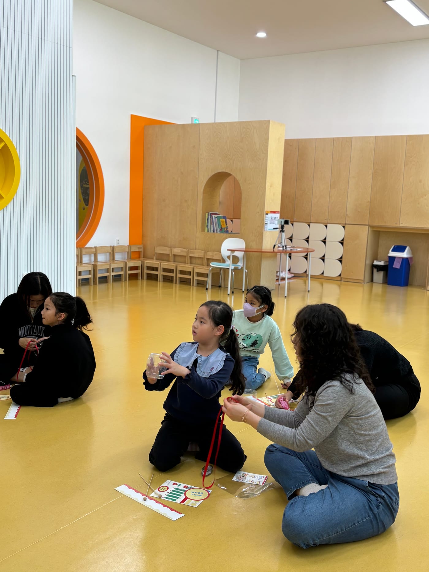 도서관 바닥에 앉아 진행하는 가족 참여 예술수업
