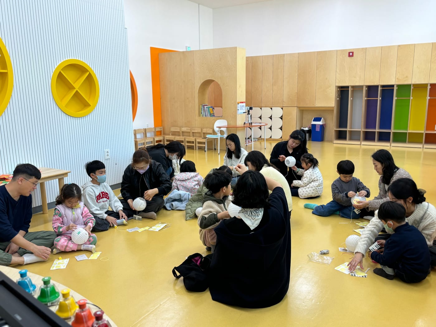 도서관 열린공간에서 진행한 가족 참여 프로그램