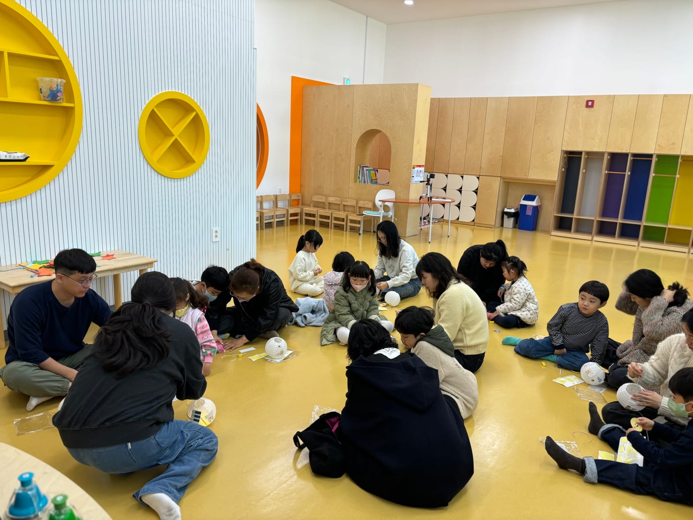 여러 가족이 함께한 도서관 예술교육 현장