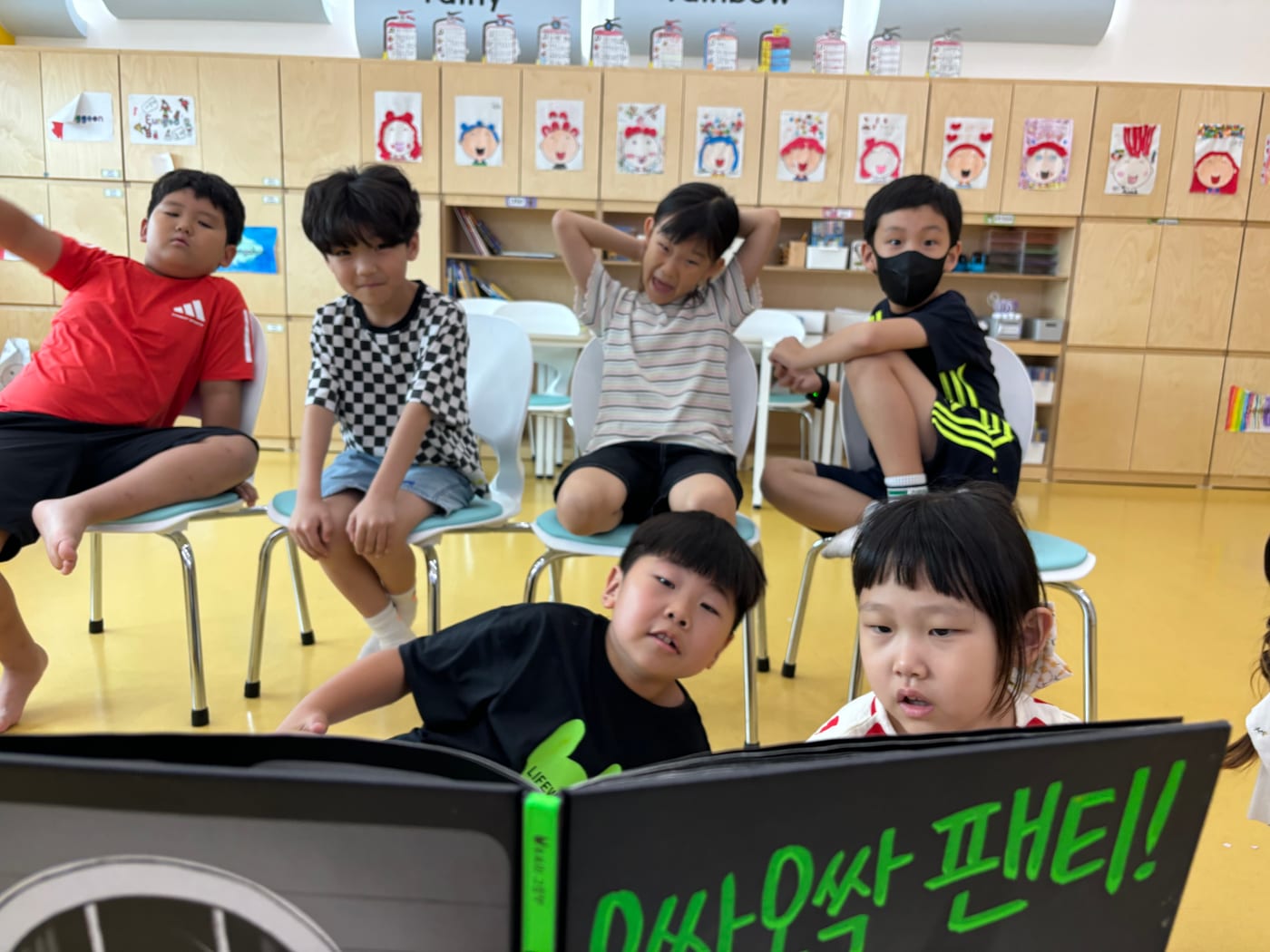 기관 교실에서 그림책 화면을 함께 보는 아이들