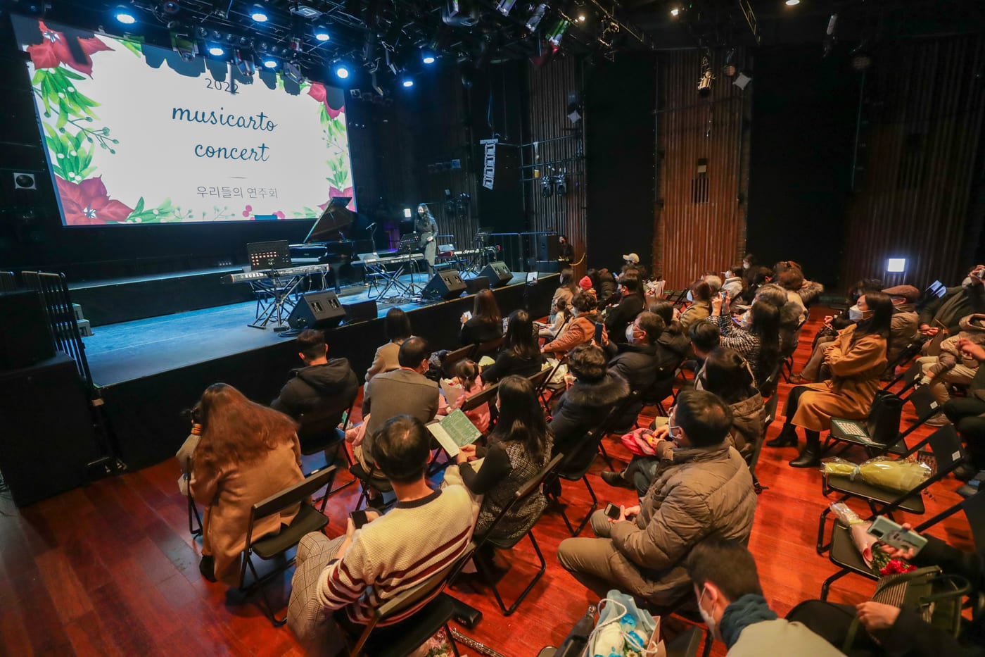객석이 가득 찬 뮤직아토 콘서트 무대