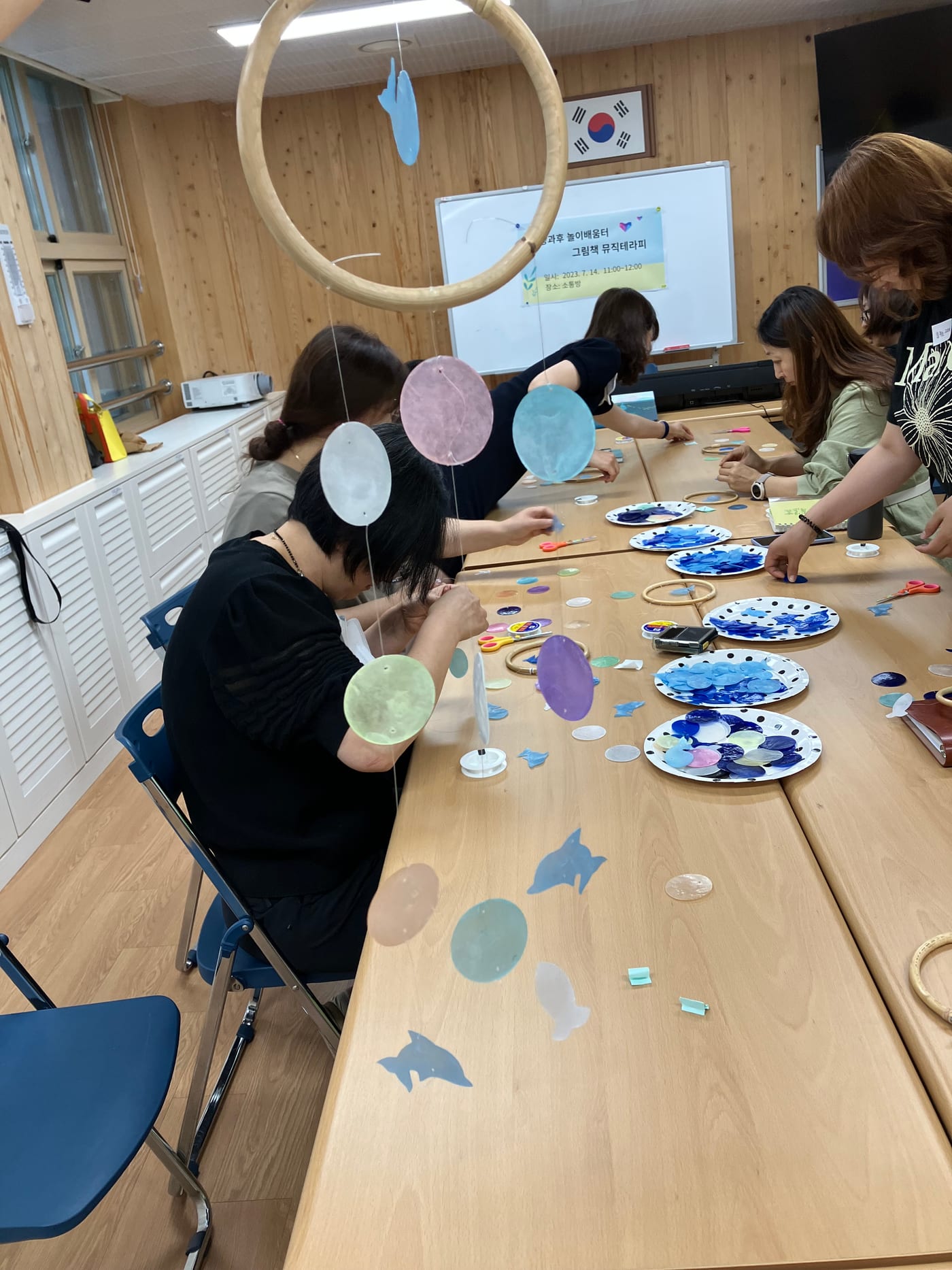 교사연수 참여자들이 함께 예술활동을 진행하는 모습