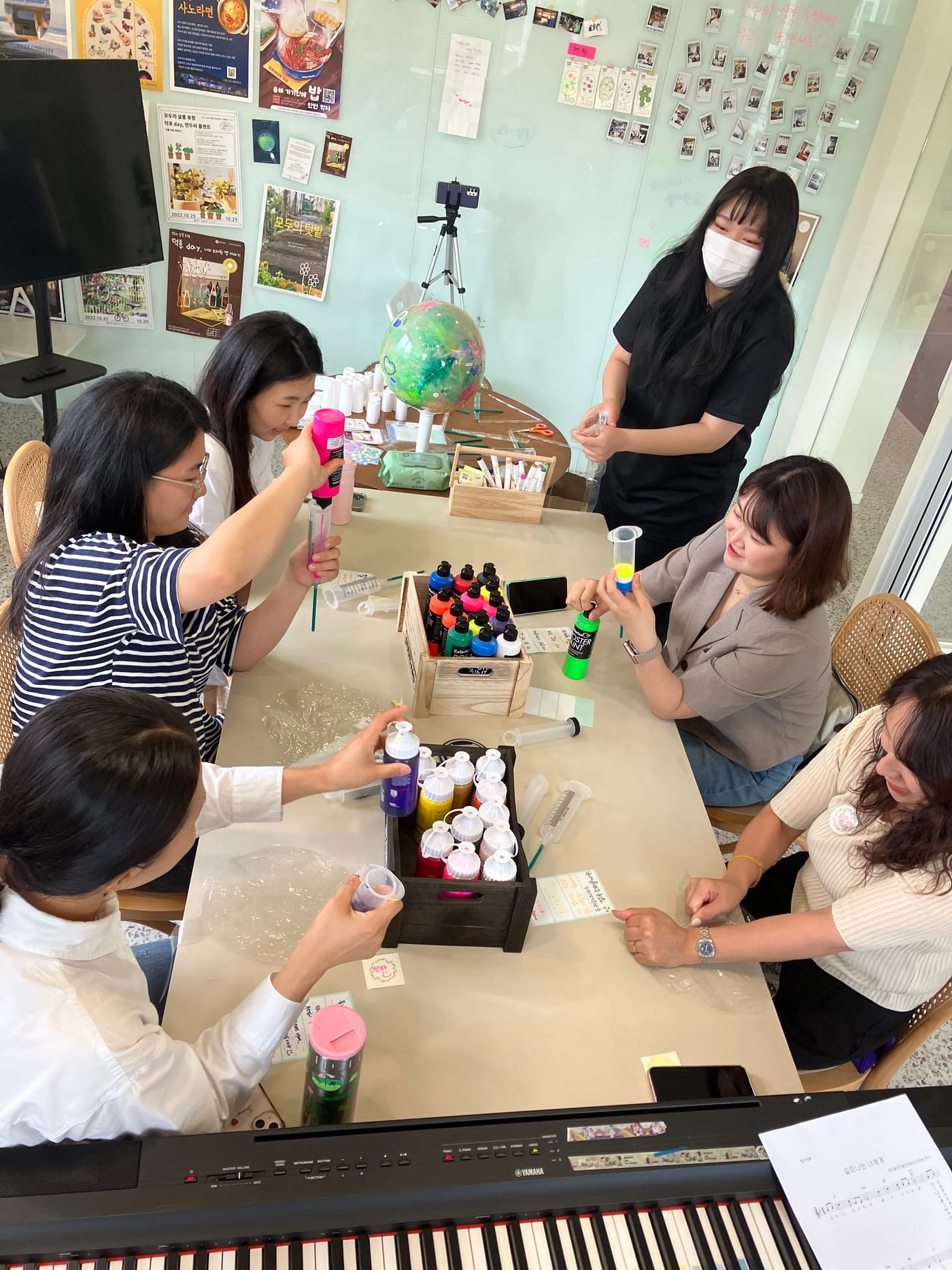 악기와 재료를 놓고 진행하는 교사 대상 워크숍
